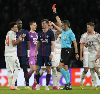 Kartu merah Luis Diaz di akhir penghujung babak pertama