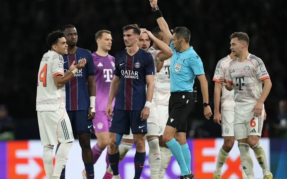 Kartu merah Luis Diaz di akhir penghujung babak pertama